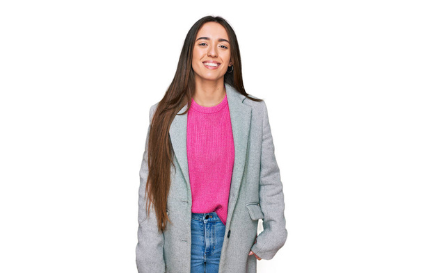 Jeune fille hispanique portant des vêtements de travail avec un sourire heureux et cool sur le visage. chanceux.  - Photo, image