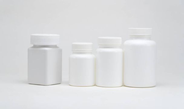 Beyaz arka planda beyaz plastik ilaç kavanozları. İzole edilmiş - Fotoğraf, Görsel