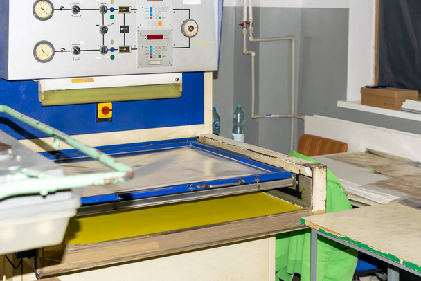 машина для викриття друкованих плат у промисловості
 - Фото, зображення
