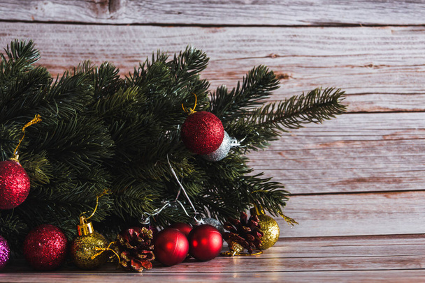 Kerststilleven met dennenboom en decoratieve ballen. Begrepen, ruimte. Selectieve focus. - Foto, afbeelding