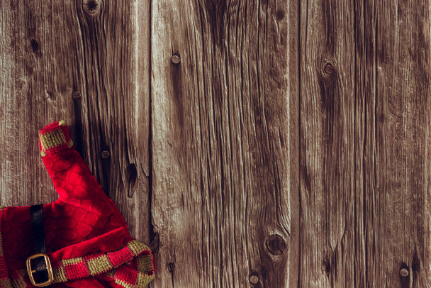 Ropa decorativa de elfo navideño sobre fondo de madera. Copiar espacio. Enfoque selectivo. - Foto, imagen