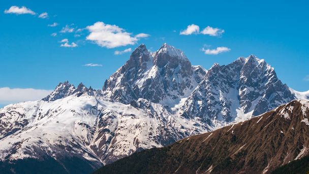 Uitzicht op de berg Ushba. Ushba is een van de bekendste bergtoppen van de Kaukasus, gelegen in de regio Svaneti in Georgië. Reizen. - Foto, afbeelding