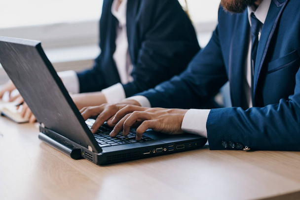 бізнесмен і жінка в офісі перед мережевими технологіями кар'єри ноутбука
 - Фото, зображення