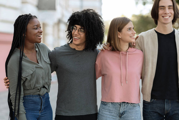 Eine multiethnische Gruppe fröhlicher Millennials, die Zeit miteinander verbringen - Foto, Bild