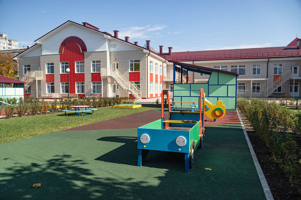 Дитячий майданчик нового дитячого садка без дітей
 - Фото, зображення