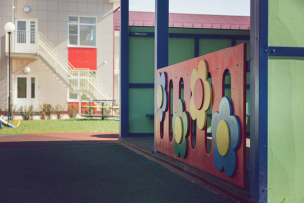Çocuksuz yeni anaokulunun çocuk parkı. - Fotoğraf, Görsel