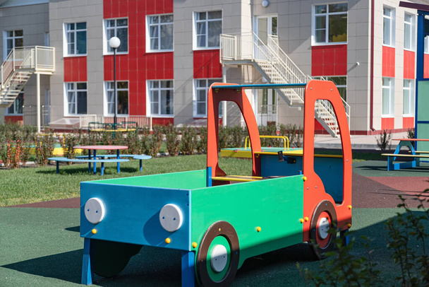 Plac zabaw dla dzieci w nowym przedszkolu bez dzieci - Zdjęcie, obraz