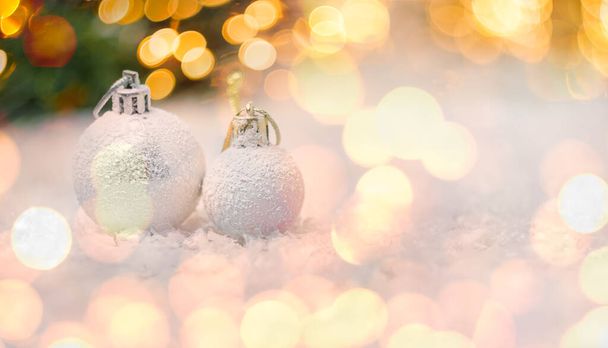ボケの光を持つ2つのクリスマスボール。年末年始の郵便はがきの概念 - 写真・画像