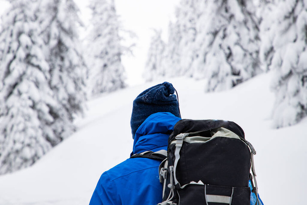 man trekking in snowy mountain landscape - Фото, зображення