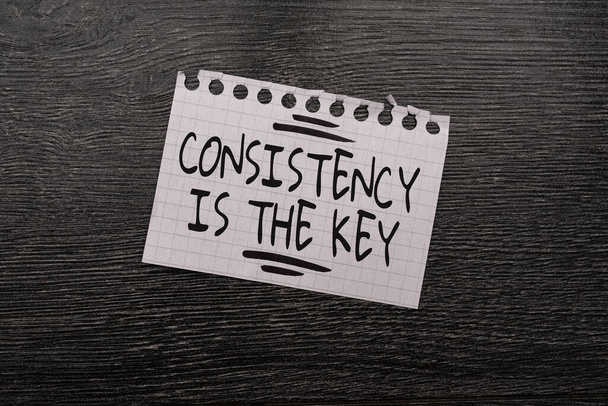 Escribir mostrando texto La consistencia es la clave. Idea de negocio por romper malos hábitos y formar buenos Nuevas ideas Concepto fresco Comunicaciones creativas Mentalidad productiva - Foto, imagen