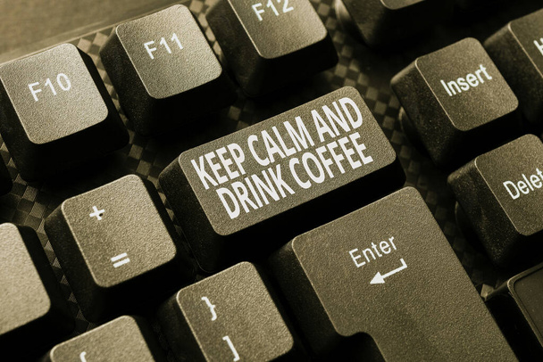Inspiraatio osoittaa merkki Pidä rauhallisena ja juo kahvia. Business showcase kannustaa henkilöä nauttimaan kofeiinia juoda ja rentoutua Kirjoittaminen Uusi blogi Sisältö, Kirjoittaminen Elokuva Scripts, Luominen Tietokonekoodit - Valokuva, kuva
