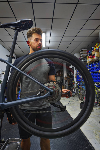 mécanicien de réparation de vélos en atelier - Photo, image