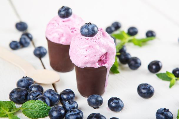 crème glacée aux myrtilles ou yaourt glacé et brin de menthe, au fraise
 - Photo, image