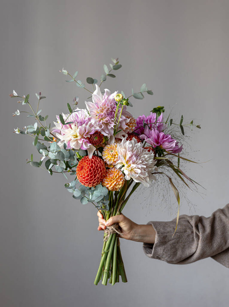 Kytice krásných chryzantémat v ženské ruce, kopírovat prostor. - Fotografie, Obrázek