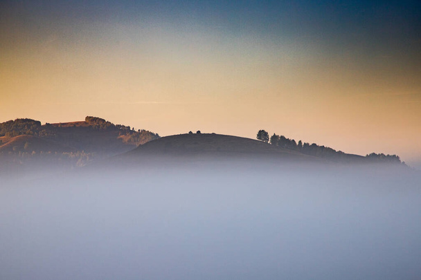 Krásná mlhavá podzimní ranní krajina na venkově Transylvánie - Fotografie, Obrázek