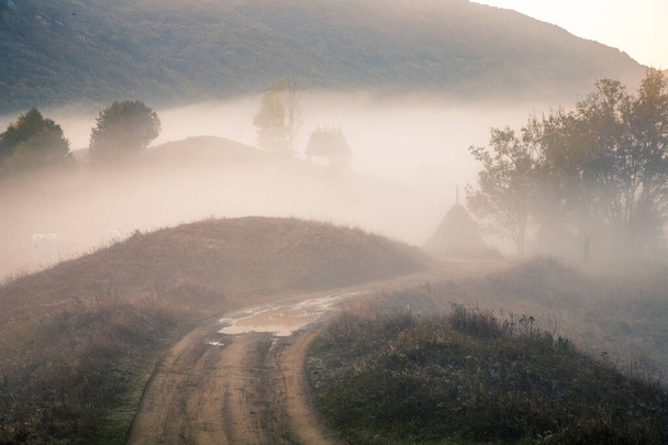 Bellissimo paesaggio nebbioso autunno mattina in Transilvania rurale - Foto, immagini
