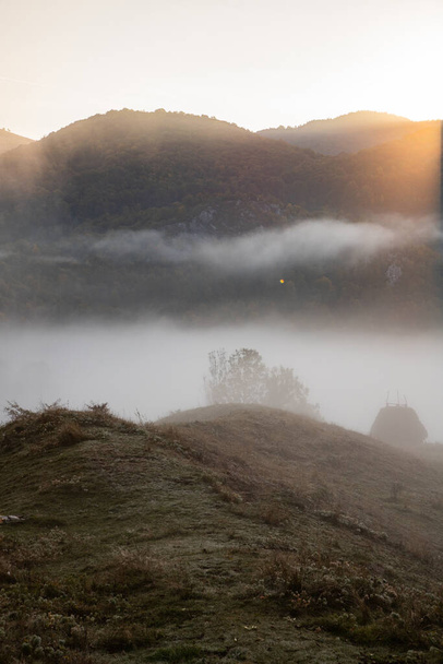 Όμορφο ομιχλώδες τοπίο φθινόπωρο πρωί στην αγροτική Τρανσυλβανία - Φωτογραφία, εικόνα