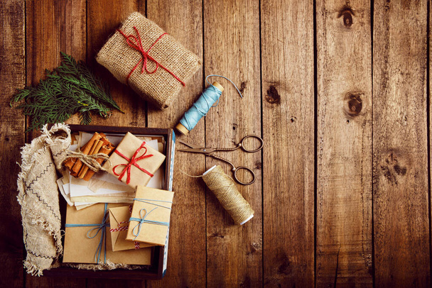 Vánoce, novoroční kompozice s dárkovými krabicemi na dřevěném stole. Příprava na zimní prázdniny - Fotografie, Obrázek