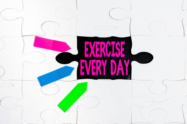 Szöveges felirat, amely bemutatja a gyakorlatot minden nap. Szó mozgás test energikusan annak érdekében, hogy fitt és egészséges Building Egy befejezetlen fehér kirakós minta puzzle hiányzó utolsó darab - Fotó, kép