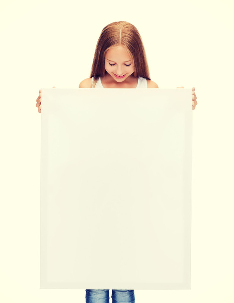 little girl with blank white board - Foto, afbeelding