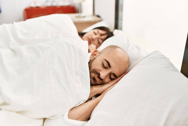 Genç İspanyol çift yatak odasında yatakta uyuyor.. - Fotoğraf, Görsel