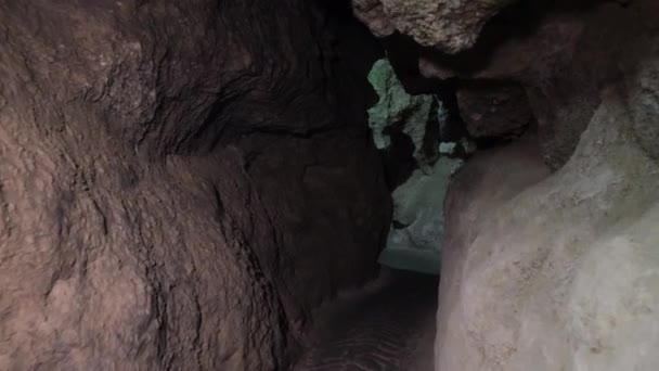 Speleologia, jaskinia, lochy, ciemny tunel, podziemne wykopaliska. - Materiał filmowy, wideo