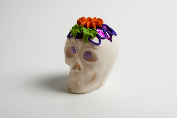 Сахарный череп, традиционная мексиканская сладость в честь Дня мертвых - Фото, изображение