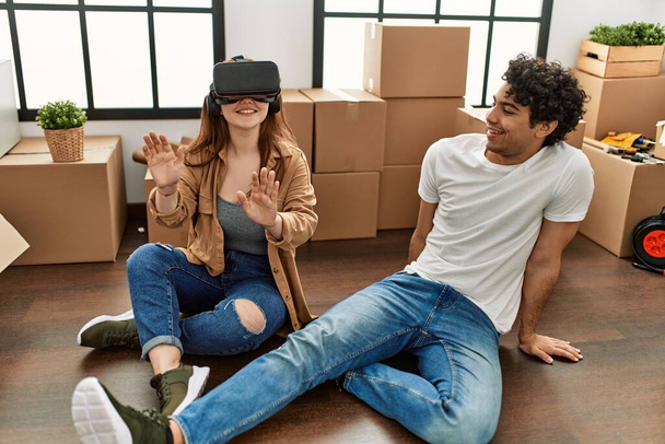 Genç çift yeni evinde mutlu bir şekilde 3D VR bardaklarla oynuyor.. - Fotoğraf, Görsel