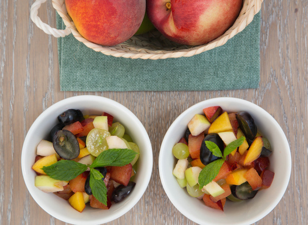 Insalata di frutta nei piatti bianchi
 - Foto, immagini