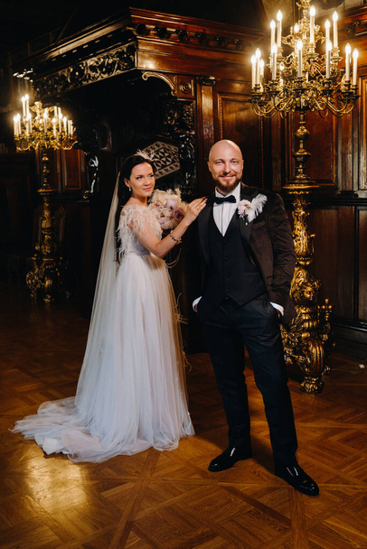 Elegant wedding couple in the interior of the old castle in the city of Nesvizh. - Foto, afbeelding