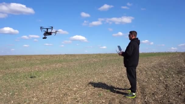 O piloto controla um drone profissional - Filmagem, Vídeo
