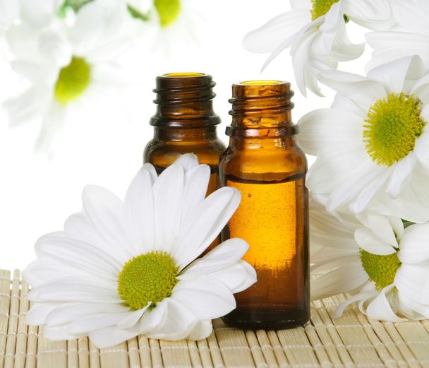 Essential Oil Bottles with White Daisy - Foto, immagini
