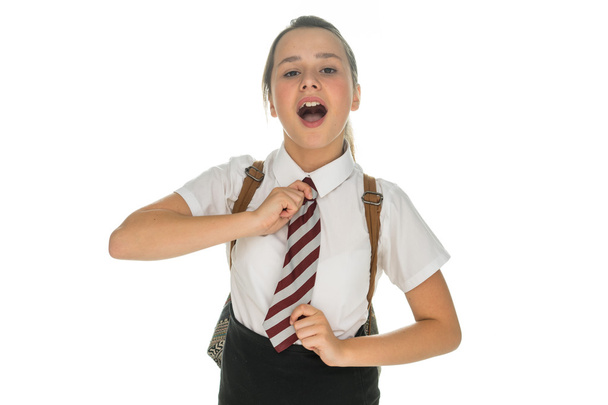 Orgullosa joven colegiala enderezando su corbata
 - Foto, imagen