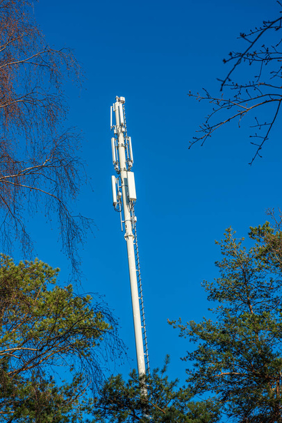 Мобільна антенна вежа зв'язку в лісі
. - Фото, зображення