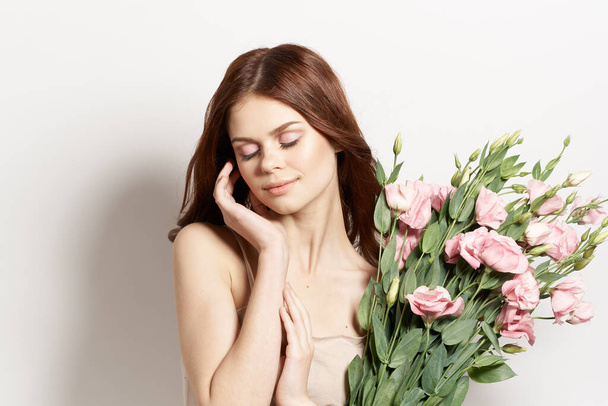 pretty woman with a bouquet of flowers lifestyle glamor - Fotografie, Obrázek