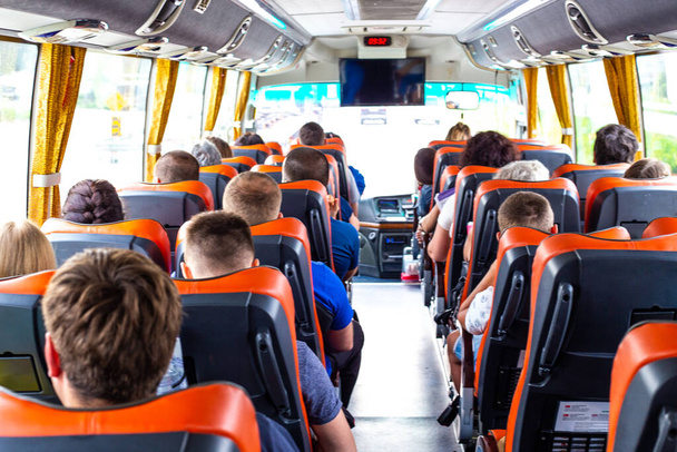 Touristen fahren mit dem Bus auf einen Ausflug, um die Sehenswürdigkeiten der Stadt zu sehen - Foto, Bild