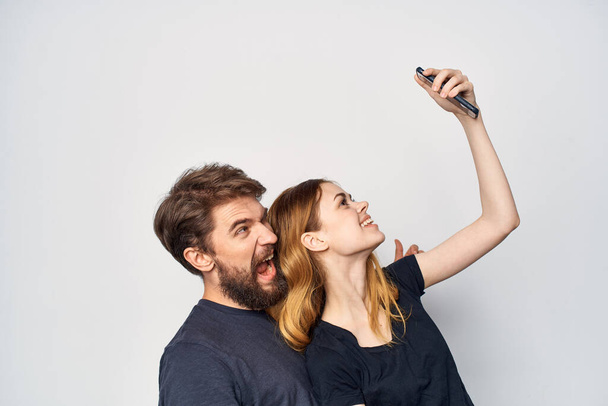 mężczyzna i kobieta przytulić komunikacji przyjaźń stwarzając odizolowane tło - Zdjęcie, obraz