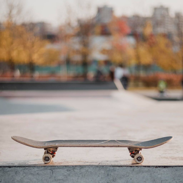 скейтборд на відкритому повітрі скейтпарк з . Високоякісна фотографія
 - Фото, зображення