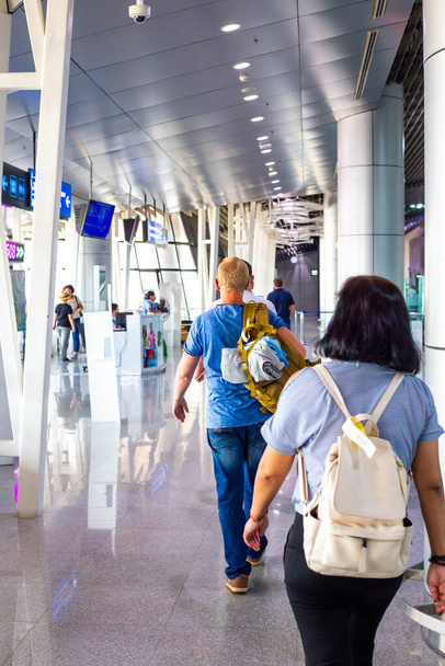 la gente va al check-in en el aeropuerto internacional - Foto, Imagen