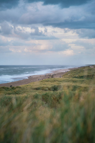 Люди, які гуляли на пляжі Вейлбі - Кліт (Данія). - Фото, зображення