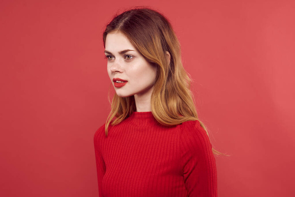donna in abito rosso in posa in studio - Foto, immagini