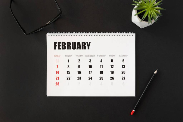vista superior calendario de planificador de mes de febrero. Foto de alta calidad - Foto, imagen