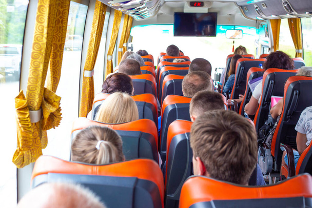 Les touristes prennent un bus pour une visite guidée - Photo, image