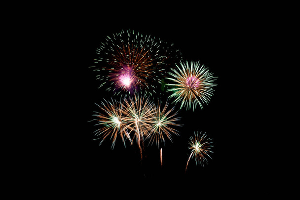 Muchos fuegos artificiales de colores parpadeantes en el evento increíble con fondo negro celebran el Año Nuevo, día festivo y festival en la noche. - Foto, imagen