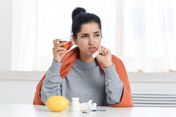 femme ayant un rhume avec une tasse de thé médicaments traitement problèmes de santé - Photo, image