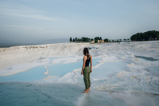 Natürliche Travertin-Pools und Terrassen in Pamukkale. Baumwollburg im Südwesten der Türkei. Hochwertiges Foto - Foto, Bild