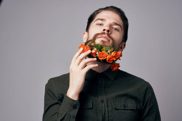 hombre barbudo en camisa negra flores decoración moda - Foto, imagen