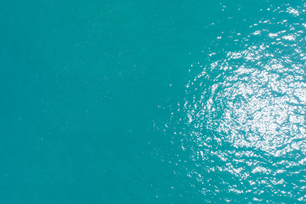 Vista aérea de la superficie del mar, vista de pájaro foto de olas azules y textura de la superficie del agua Fondo azul del mar Hermosa naturaleza Increíble vista. - Foto, Imagen