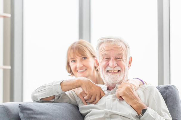 Iloisen vanhemman parin muotokuva olohuoneessa, Vanhempi mies ja nainen rentoutumassa kodikkaalla sohvalla kotona, Onnelliset perhekonseptit - Valokuva, kuva