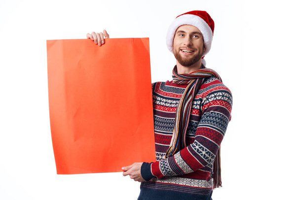 emotionele man Rood papier billboard reclame kerst licht achtergrond - Foto, afbeelding